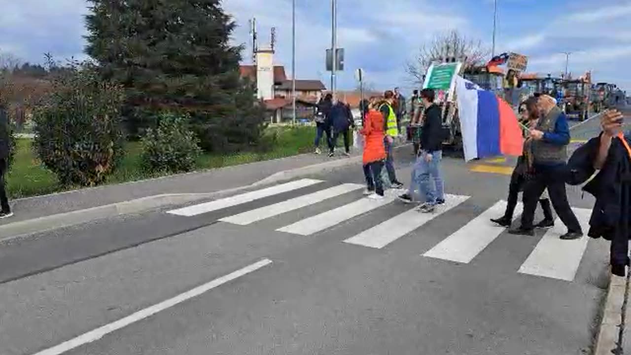 Krajani občine Brežice proti azilnemu domu! Kolona ljudi!