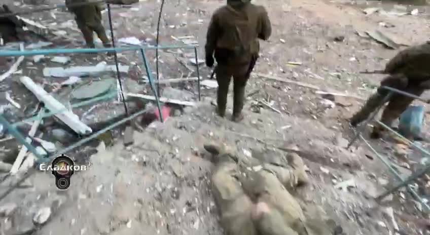 Another clip from inside the town of Soledar , ! Graphic !