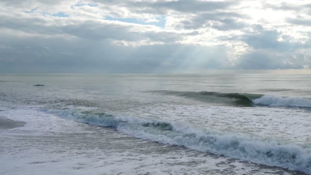 sea waves that come and go