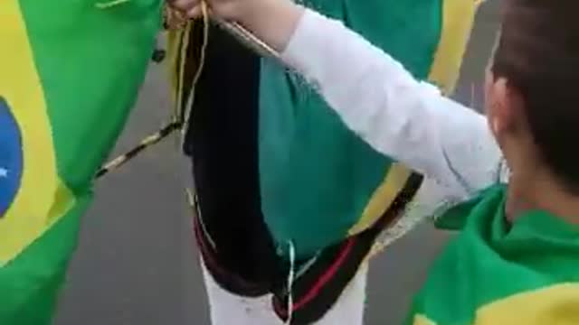 SAIAM DE SUAS CASAS, VEM PRA RUA