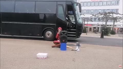 Frauen Friedensbus Demo in Kassel mit Eva Rosen, Alexandra Motschmann und Anna am 27.12.2020