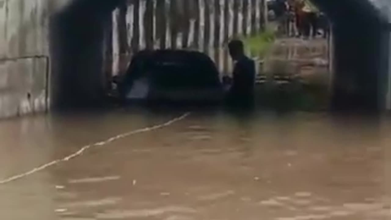 Flood Video : पहली बारिश, फंस गई कार | #shorts #car #viral #rain