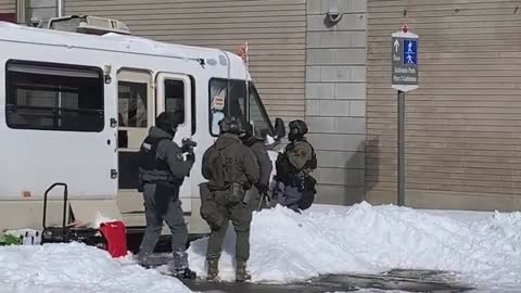 La police force la porte d'un camping-car à Ottawa