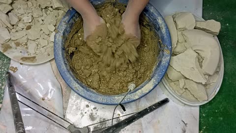 Pure Multani mitti crumbling