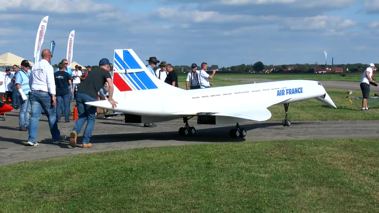 GIGANTIC XXXL LARGEST RC MODEL JET CONCORDE SCALE 1:6 MODEL TURBINE AIRLINER FLIGHT DEMONSTRATION