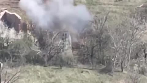 Ukrainians Blow Up Russian Heavy Guns to Some of the Worst Music You've Ever Heard