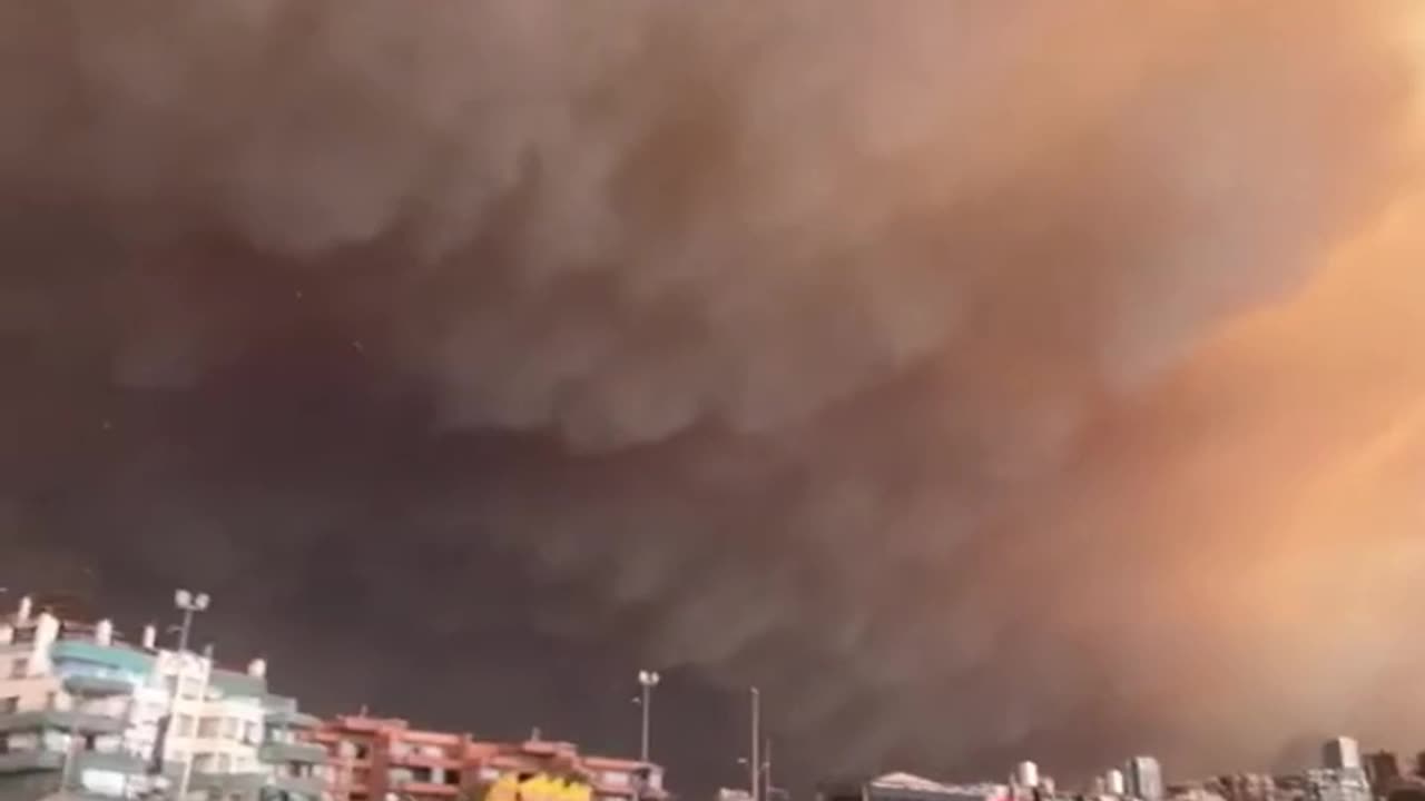 Deadly wildfire smoke plume CONSUMES sky over Chilean beach