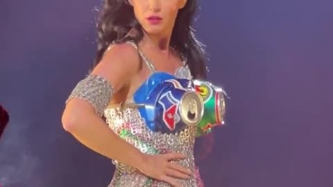 Katy Perry 로봇(눈깔이 고장)