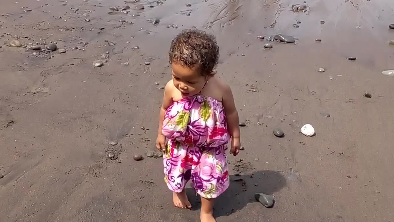 Serunya bermain di pantai