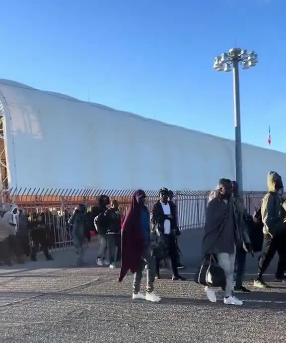 Illegal Immigrant Caravans Heading Straight Into America From Lukeville Arizona border