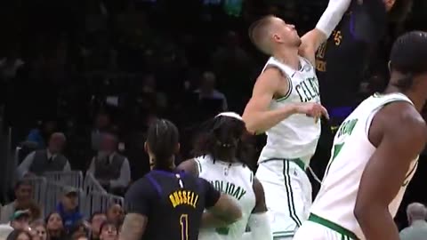 NBA - DLo goes no-look on the lob Jaxson Hayes 🫣 Lakers-Celtics