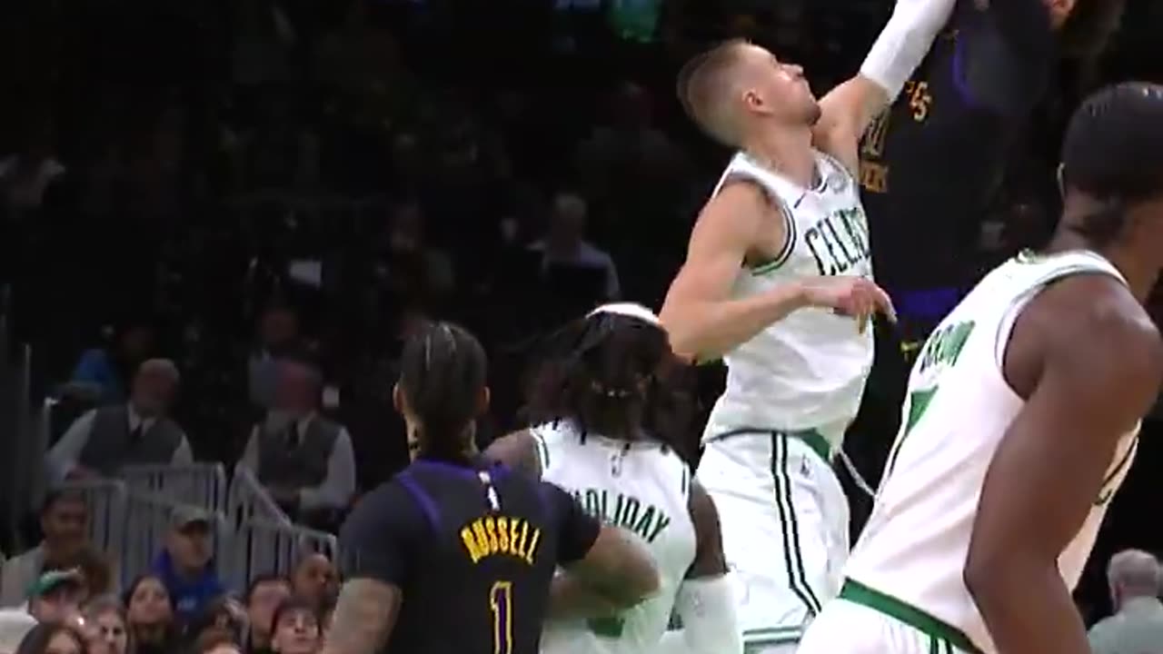 NBA - DLo goes no-look on the lob Jaxson Hayes 🫣 Lakers-Celtics