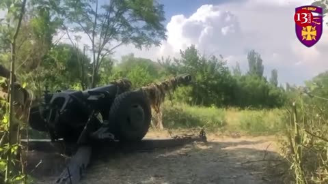 Ukrainian artillerymen demonstrate how to fire artillery on the Russians