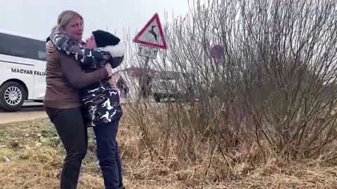 Mother reunites with children at Ukraine border