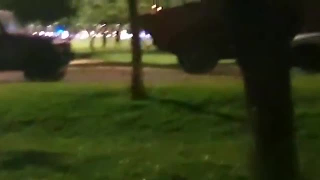 브라질의 지역 경찰들이 시위대를 체포하려고 하자 육군이 장갑차로 경찰을 저지함 : JFK. Jr.