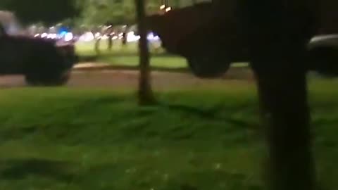 브라질의 지역 경찰들이 시위대를 체포하려고 하자 육군이 장갑차로 경찰을 저지함 : JFK. Jr.