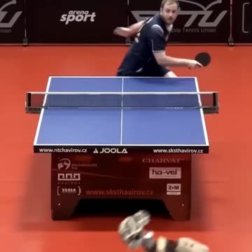 Robot napędzany sztuczną inteligencją kontra człowiek