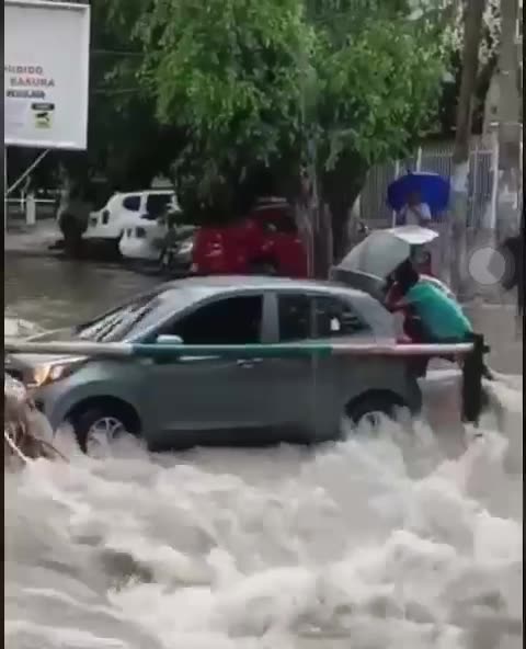 ¡Qué susto! Vehículo se quedó atrapado en arroyo de San pedro