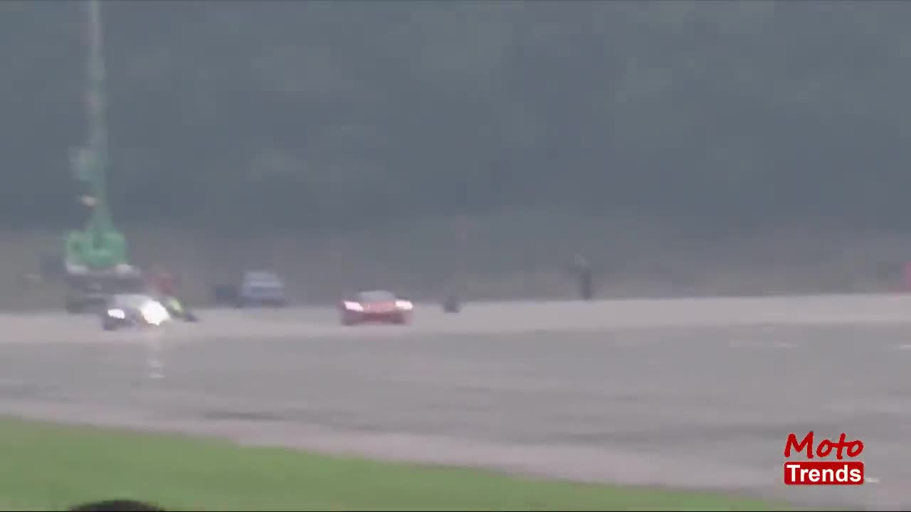 Ferrari LaFerrari Vs Bugatti Veyron Drag Race - Supercar Racing