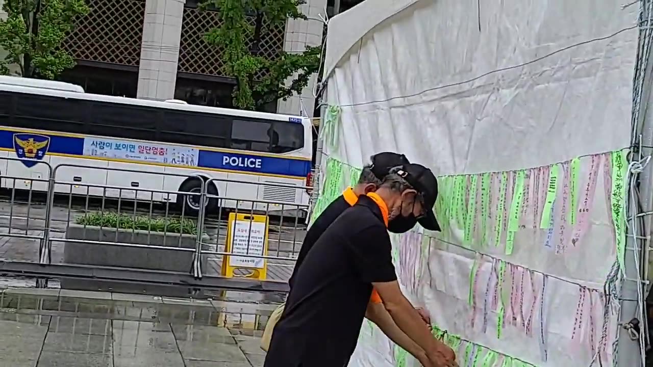 20200912_V3_S02(svkvWQ7_YLE)광복절 새벽의 많은 비에 엉클어진 백선엽장군 분향소 추모 리본