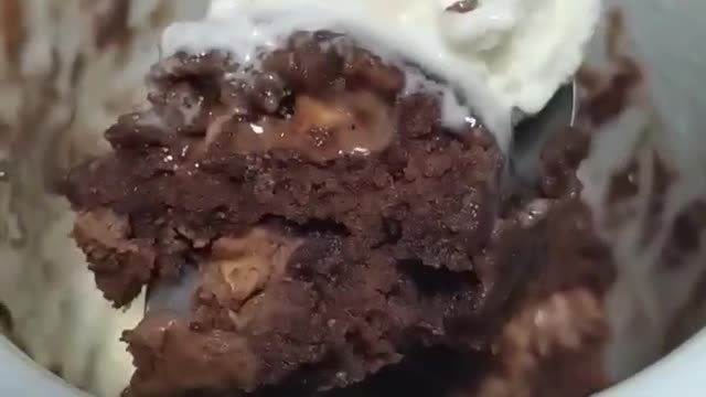 microwavable brownie looks kinda lol