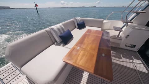 2022 Prestige 520 Flybridge