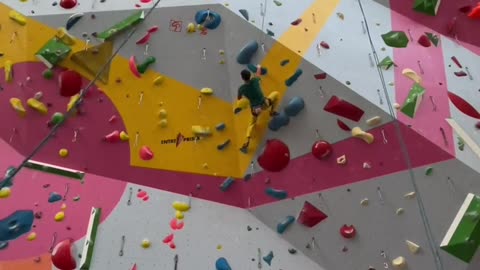 The children's route is about 5.11b, which is too embarrassing. When the 9-year-old girl reached the