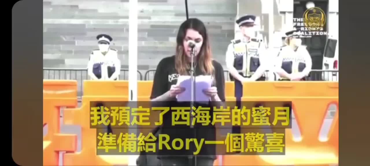 反疫苗集會上女孩講述自己和老公新婚後去打疫苗,結果老公心肌炎發作猝死