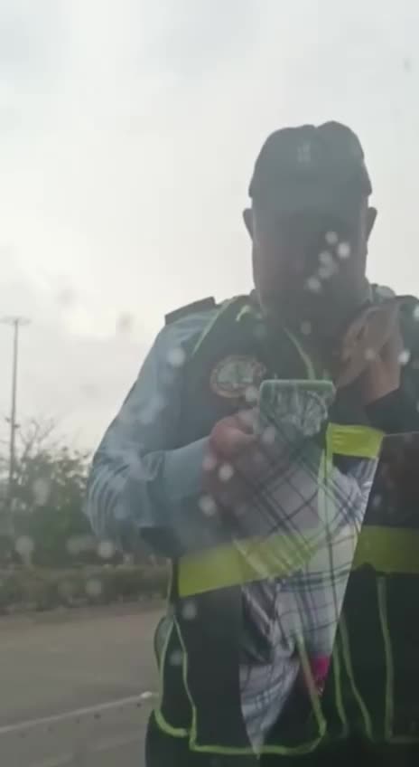 Graban a agente de tránsito mientras recibe soborno de una conductora
