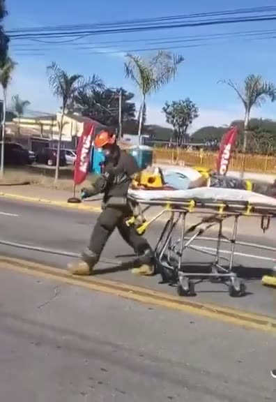 bombeiros derrubam vítima de maca durante resgate em São Paulo