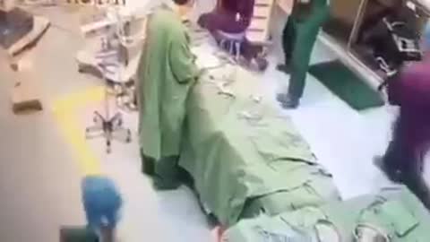 Malore improvviso durante operazione chirurgica, avremo bisogno di medici NOVAX