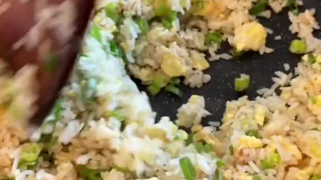 Here is a super easy HACK to make the perfect FRIED RICE