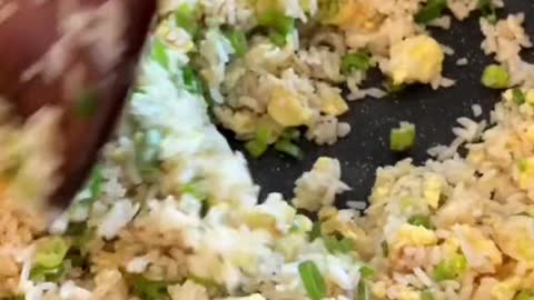 Here is a super easy HACK to make the perfect FRIED RICE