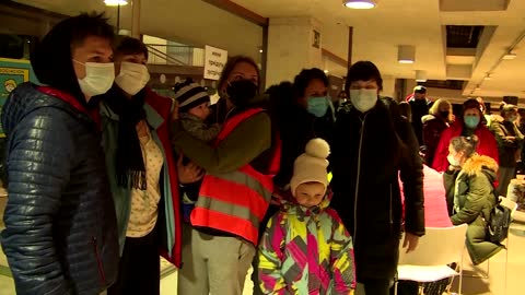 Volunteer taxis drive Ukrainian refugees to Spain