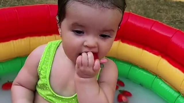 As caretas comendo morango