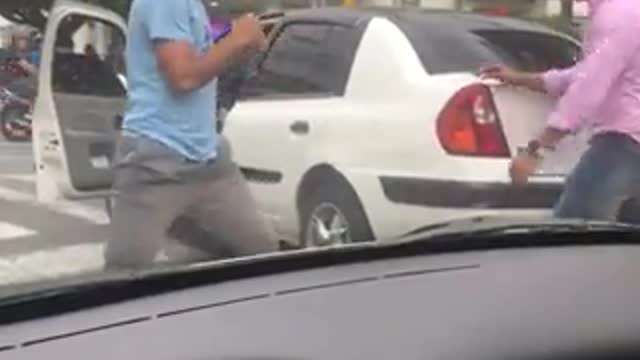 Pelea entre conductores en Bucaramanga