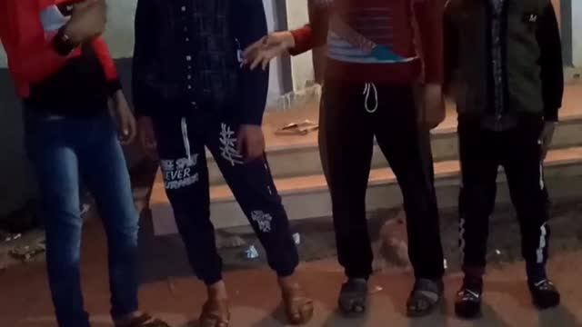 وقع علي الشمال مش يمين😂😂