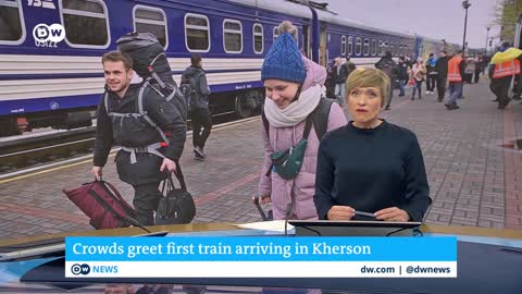 First train arrives in Kherson as Russia cripples Ukraine power grid | DW News