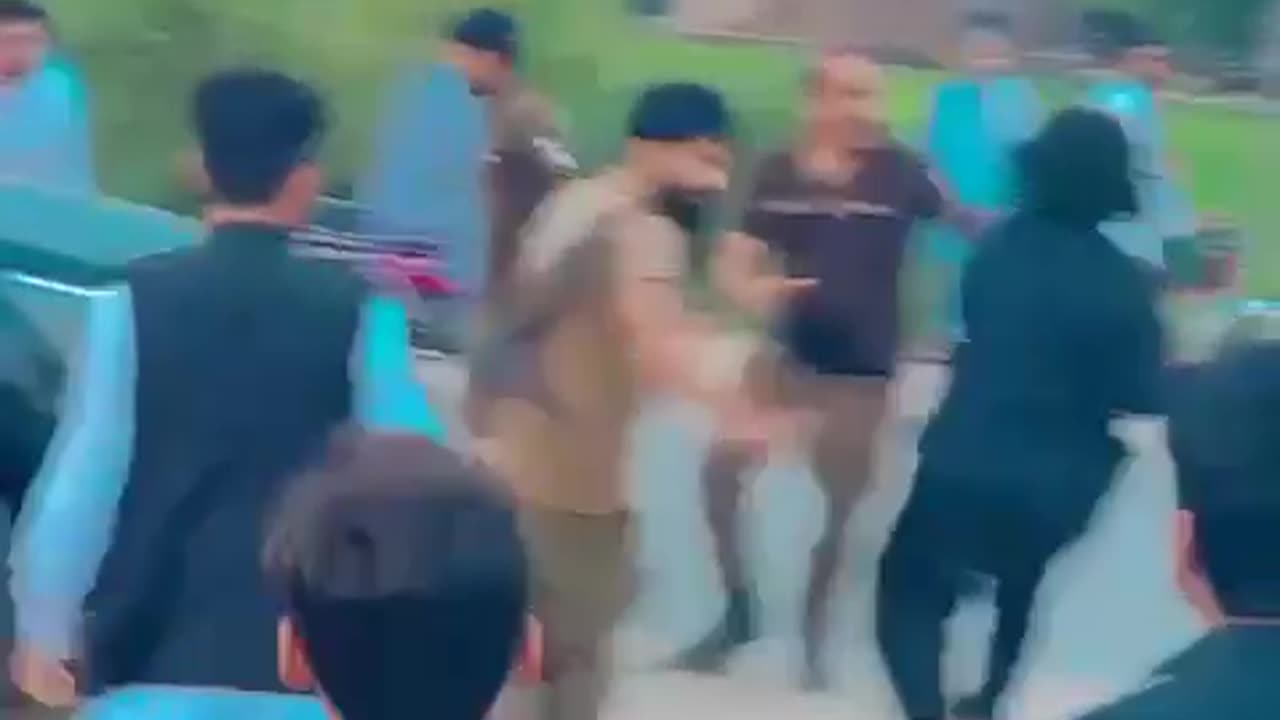 Police inspector beaten Pakistan