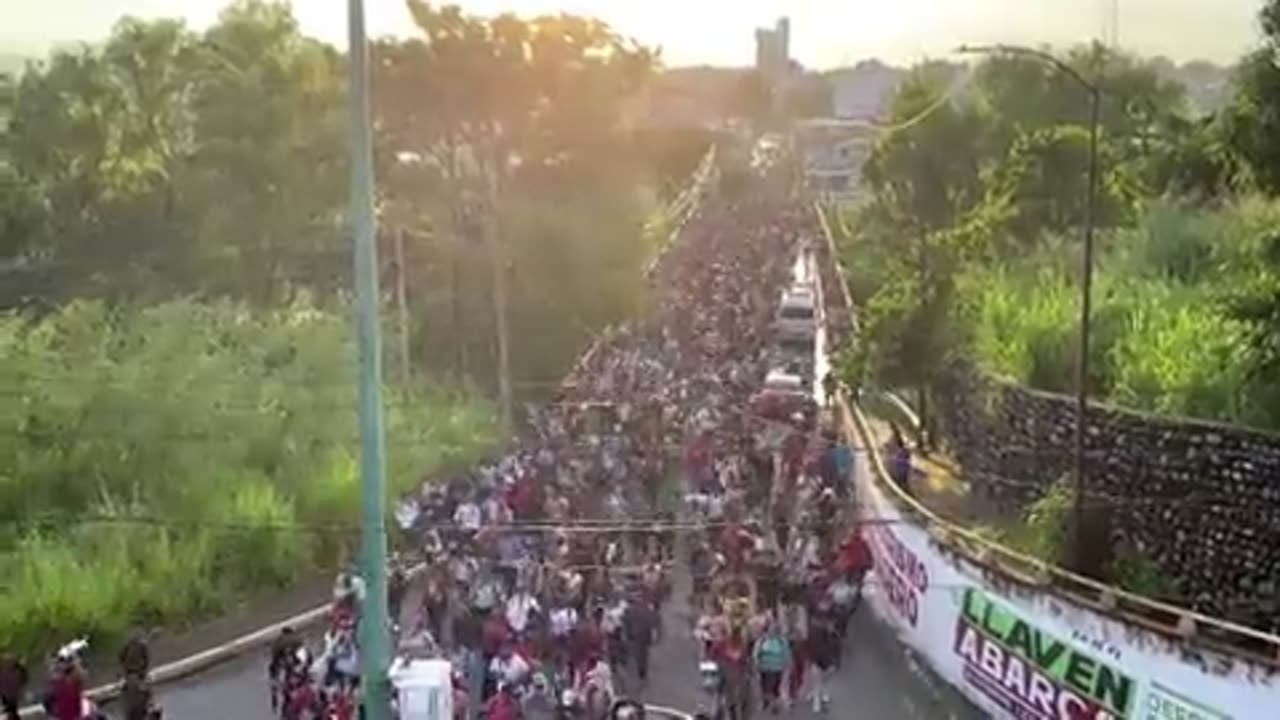 A huge mass of Latin Americans marches towards the United States