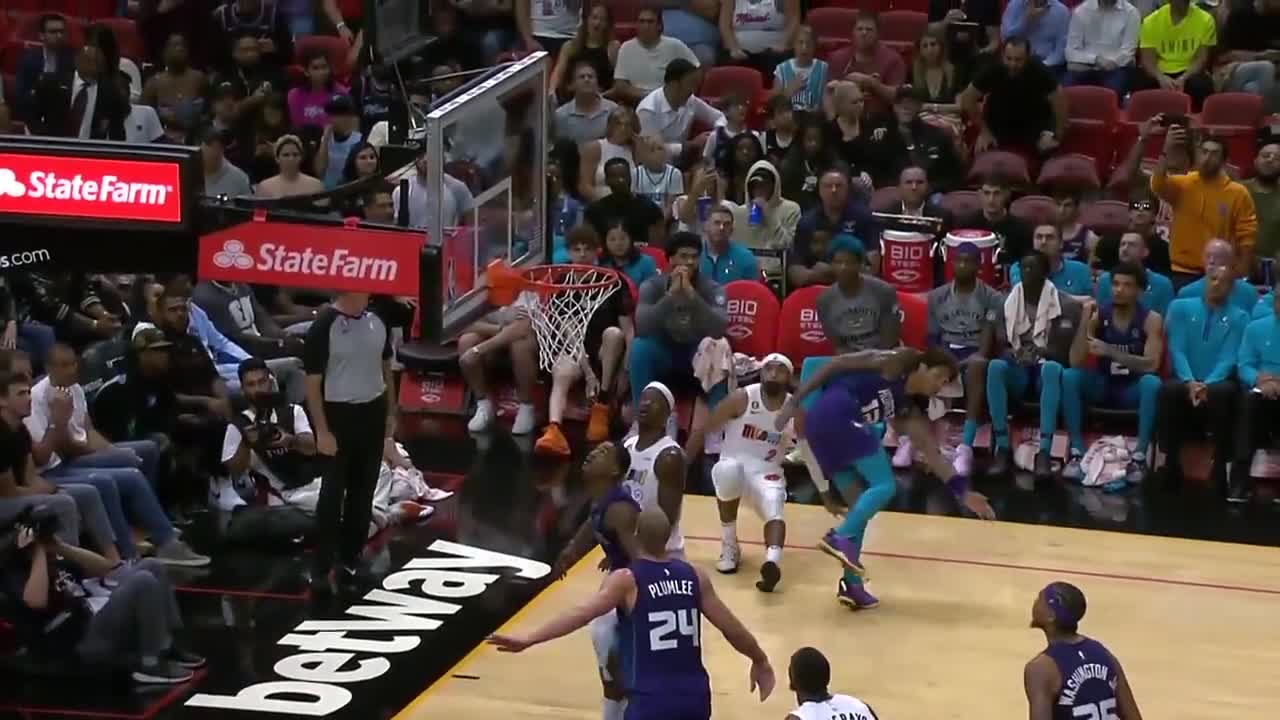 Gabe Vincent beats the buzzer going into the half