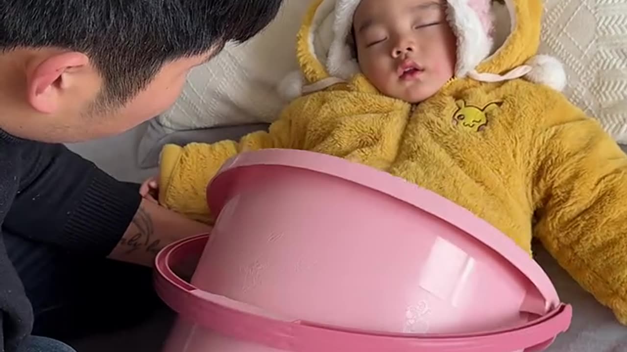 FUNNY CUTE BABY SLEEP IN BUCKET VIDEOS