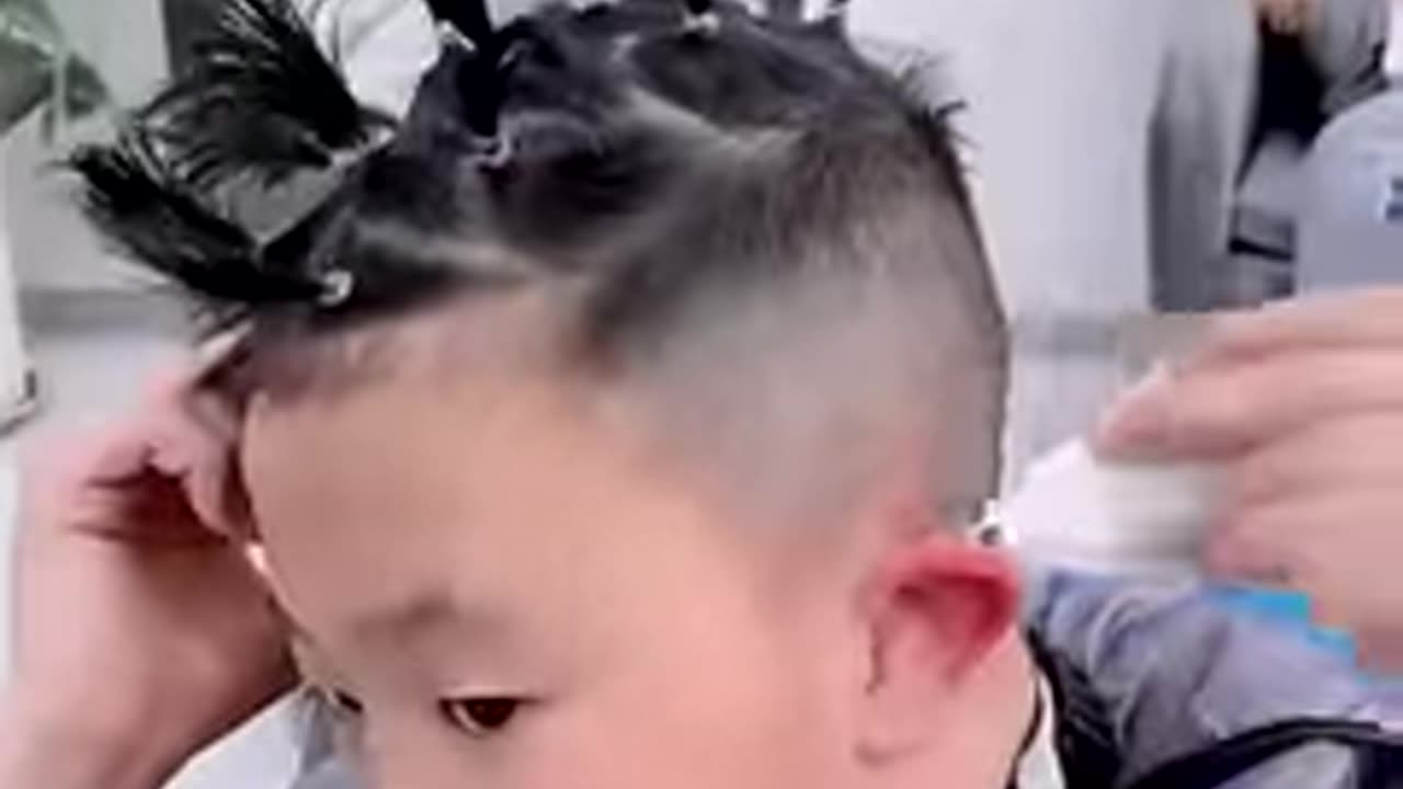 This kid cuts his own hair!