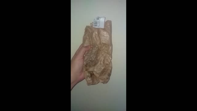 Crumpling paper bag. ( Amassando saco de papel ) - SLOW-MOTION