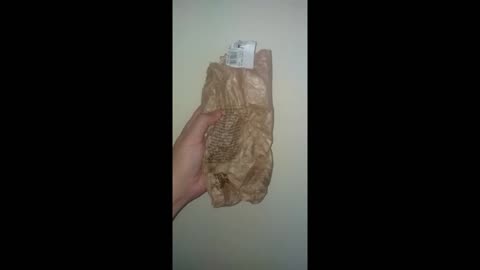 Crumpling paper bag. ( Amassando saco de papel ) - SLOW-MOTION