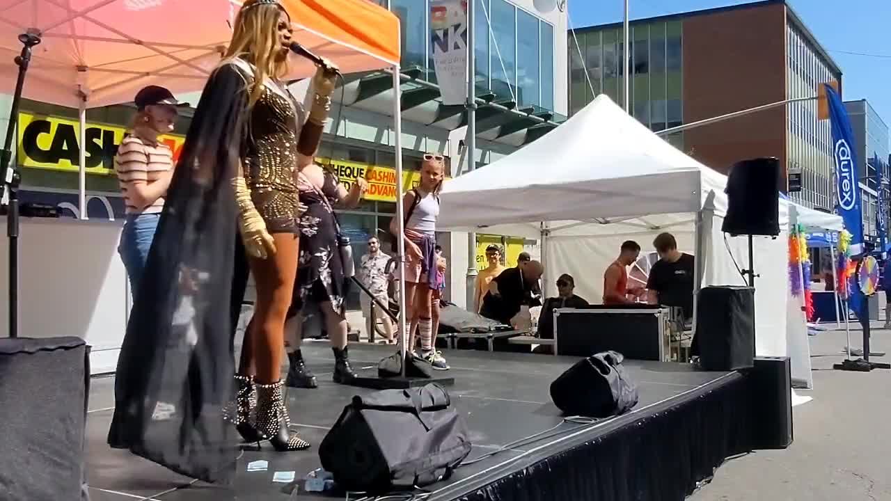 Drag queen invites kids on stage to twerk