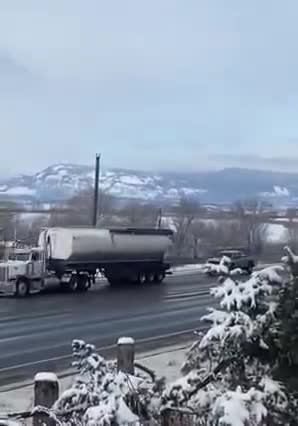 Kelowna BC Slow Roll - Freedom Convoy Okanagan