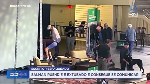 Escritor Salman Rushdie é extubado e consegue se comunicar