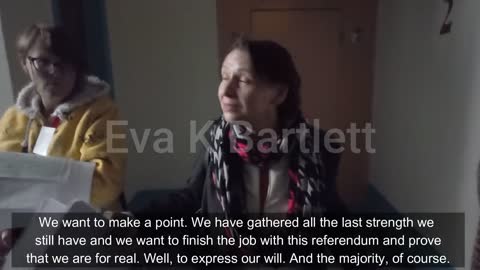 2022-09-24 Women in Kievskiy, Donetsk, going door-to-door to enable residents to vote from home