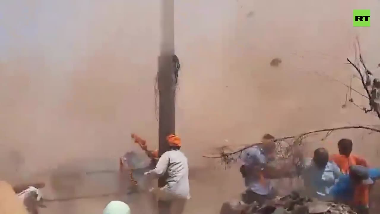 Indian temple chariot crashes down on crowd
